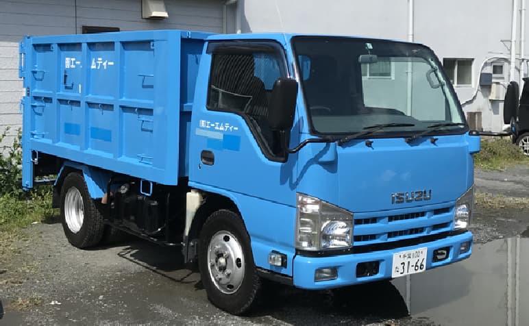 青い軽トラック
